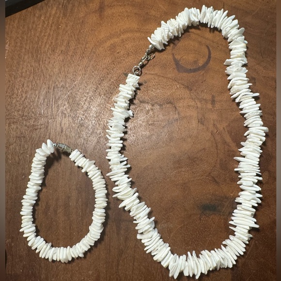 Shell necklace and 3 bracelets - Picture 3 of 3